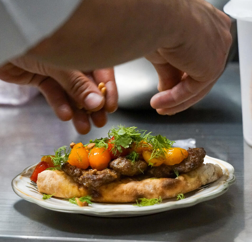 Cuisine Dressage d’un plat de cuisine méditerranéenne maison chez Néroli à Paris 11