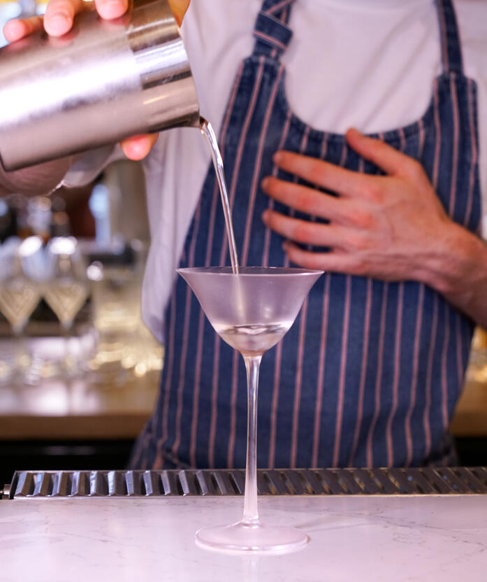 Untitled Dry Martini versé dans un verre à martini par un barman de Néroli