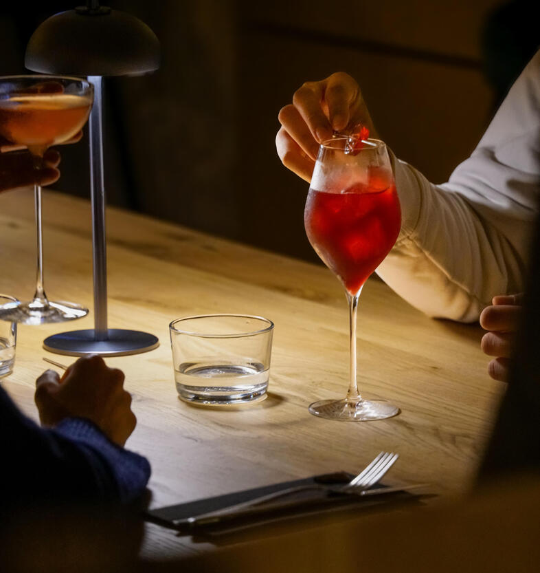 Untitled Cocktails signatures servis à table pour un dîner date chez Néroli à Paris 11