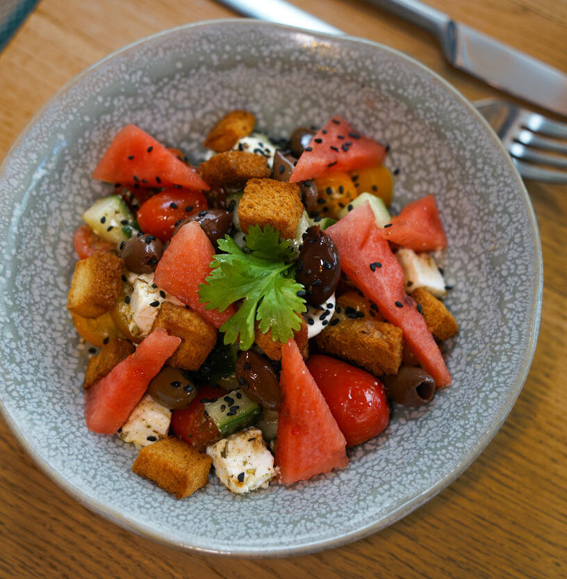 Untitled Salade méditerranéenne colorée à la pastèque, feta et légumes frais