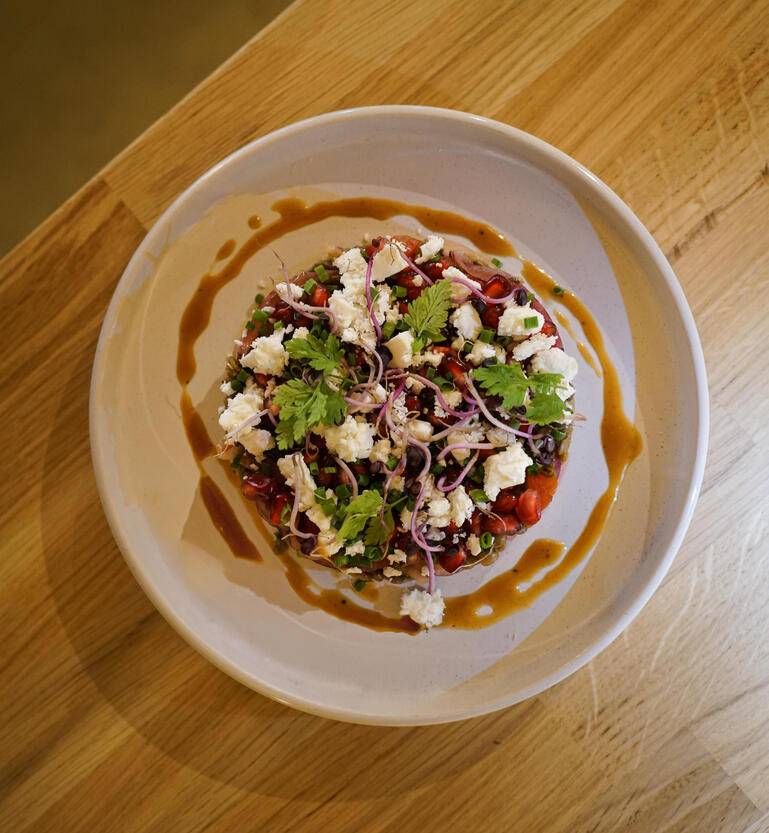 Untitled Chou-fleur, feta, grenade et pois chiches, cuisine méditerranéenne maison