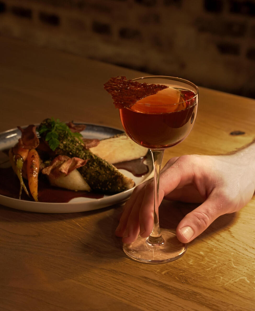 Cocktail signature accompagné d’un plat méditerranéen maison chez Néroli à Paris 11